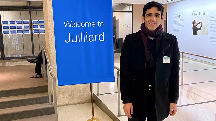 Eduardo al lado de un cartel de bienvenida a Juilliard