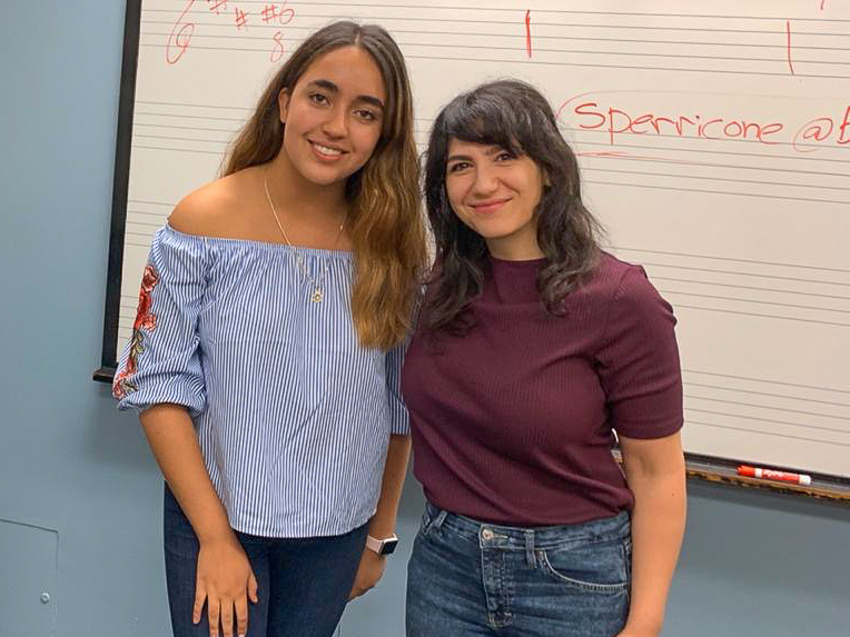 Tatina junto a una de sus profesoras en el Berklee College of music 