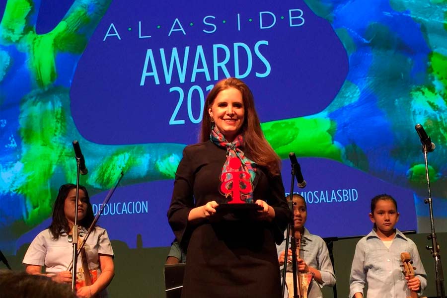 Elisa ha sido distinguida con reconocimientos por su labor en Latinoamérica.