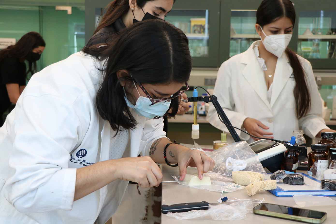 Alumnos del Tec Guadalajara crean cosmética natural en la semana de innovación.