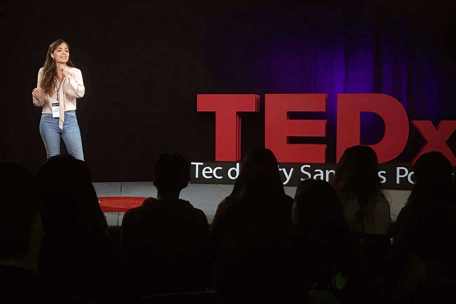 Erika durante el TEDx en el Tec campus San Luis 