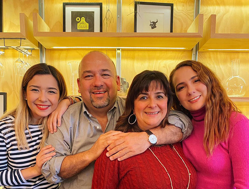 Ernesto Benavides y su familia