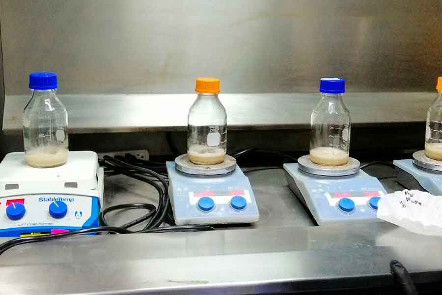 Trabajo de laboratorio para la creación de bioplástico a partir del plátano verde