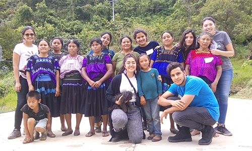 Estudiantes del Prograna de Servicio Social del Tec de Monterrey con indígenas