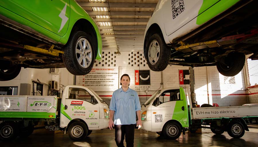 José Eduardo Villagómez fundó una empresa con su padre para convertir autos comunes a eléctricos.