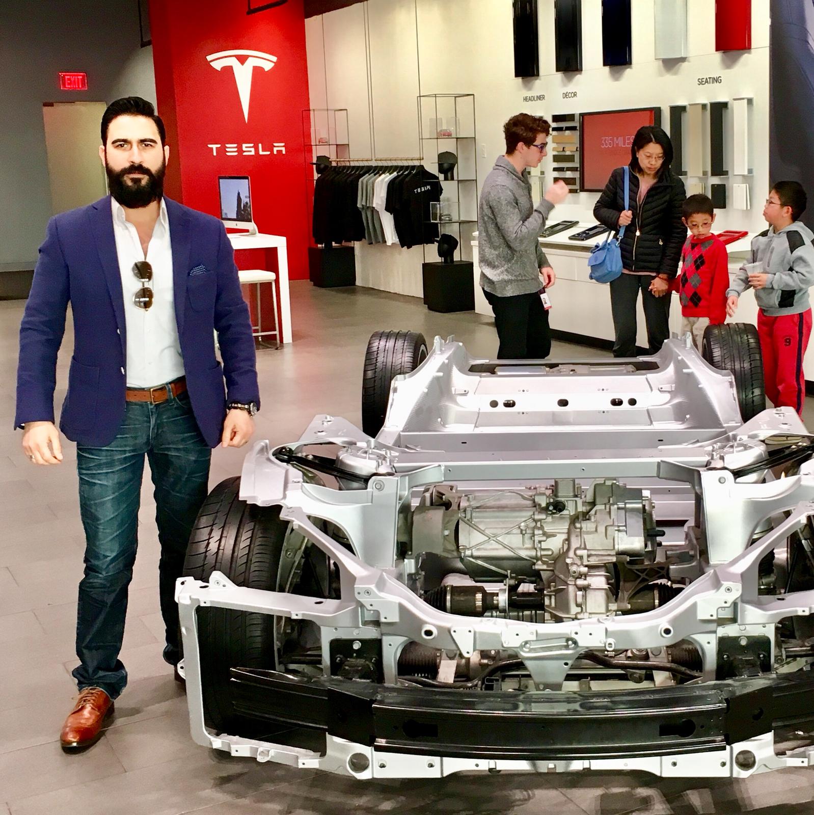 El egresado trabaja en la planta de Tesla Motors