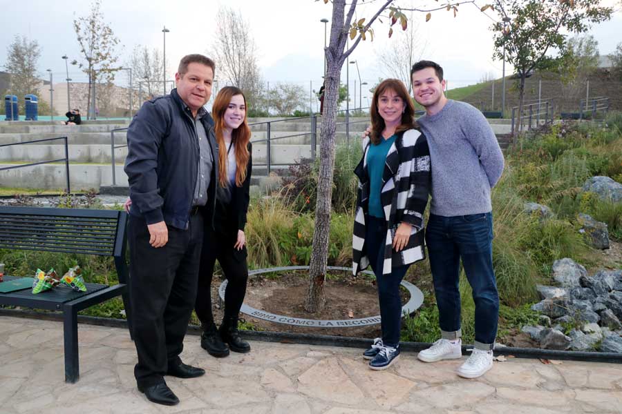 Familias visitaron los árboles que adoptaron en Parque Central.