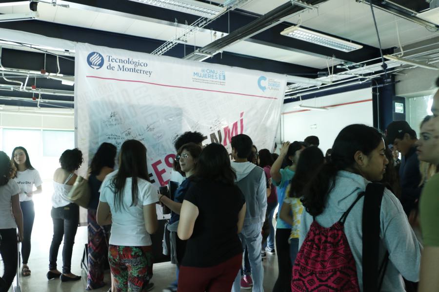 Comunidad Tec firmando el compromiso He for She
