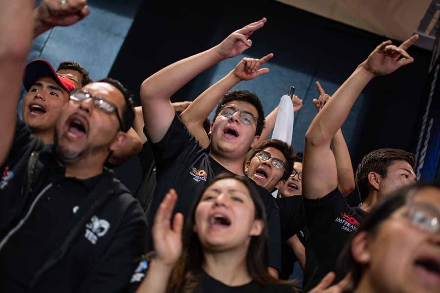 Parte del equipo de PrepaTec Puebla apoyando a sus compañeros en la arena