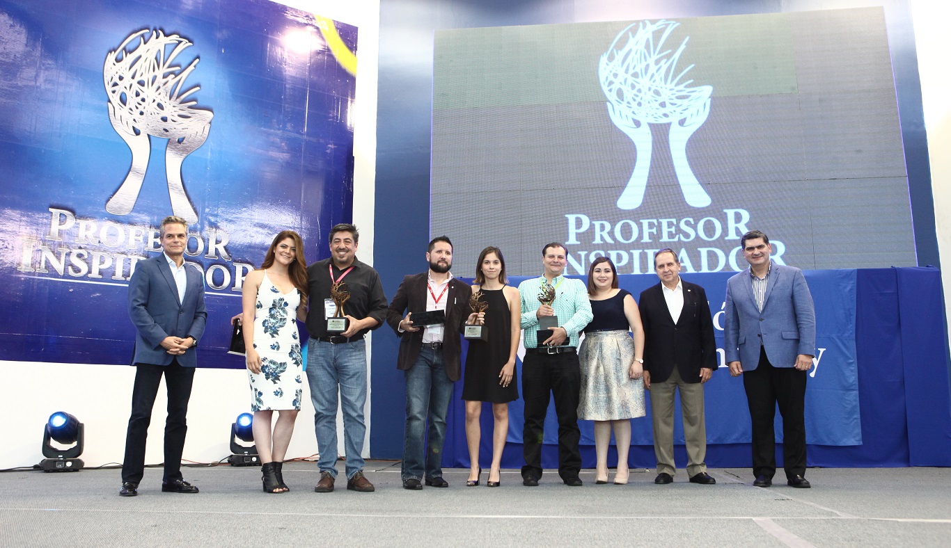 Los ganadores de la edición 2018 de Profesor Inspirador posaron para la foto del recuerdo junto con directivos del Tec de Monterrey.