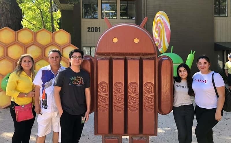 Vinicio Quintero (tercero de izq. a der.) realizó 2 internships con Google, en su primera visita su familia fue a visitarlo en las instalaciones (2019).