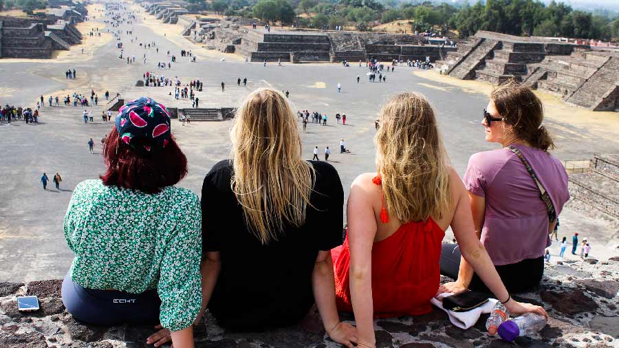 Students of iWinter in pre-Hispanic ruins