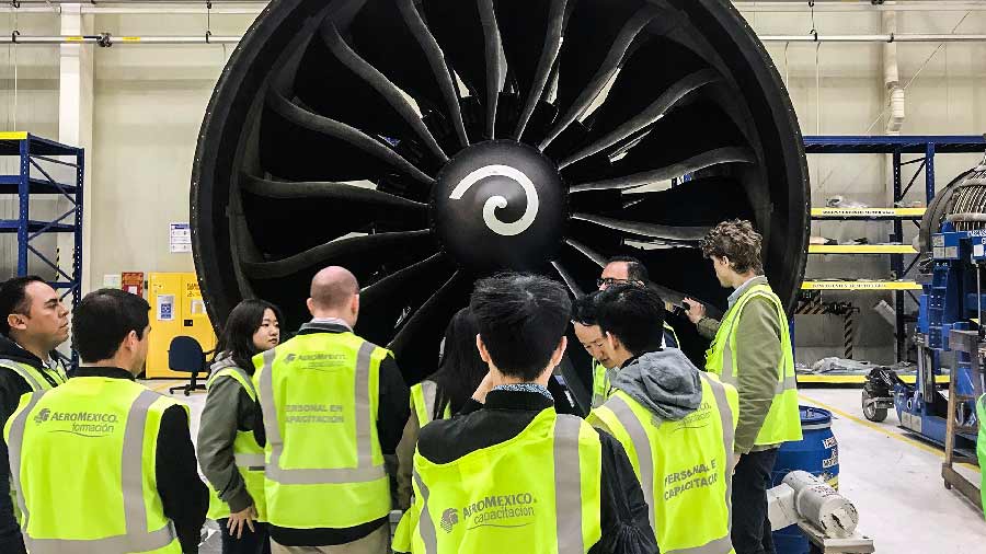 Students working in Aeromexico