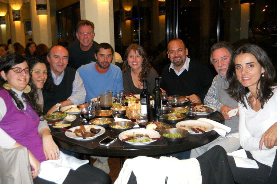Ernesto Benavides con colegas en Argentina