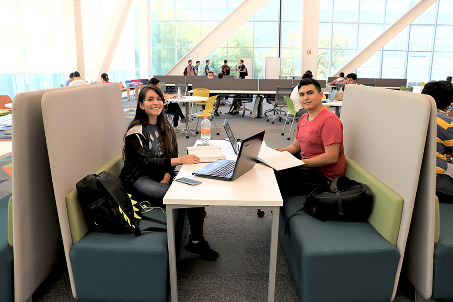 foto alumnos estudiando en biblioteca de campus Monterrey