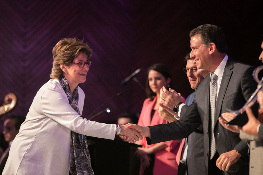 La doctora Elvira García recibió el Premio INSIGNIA 2019.