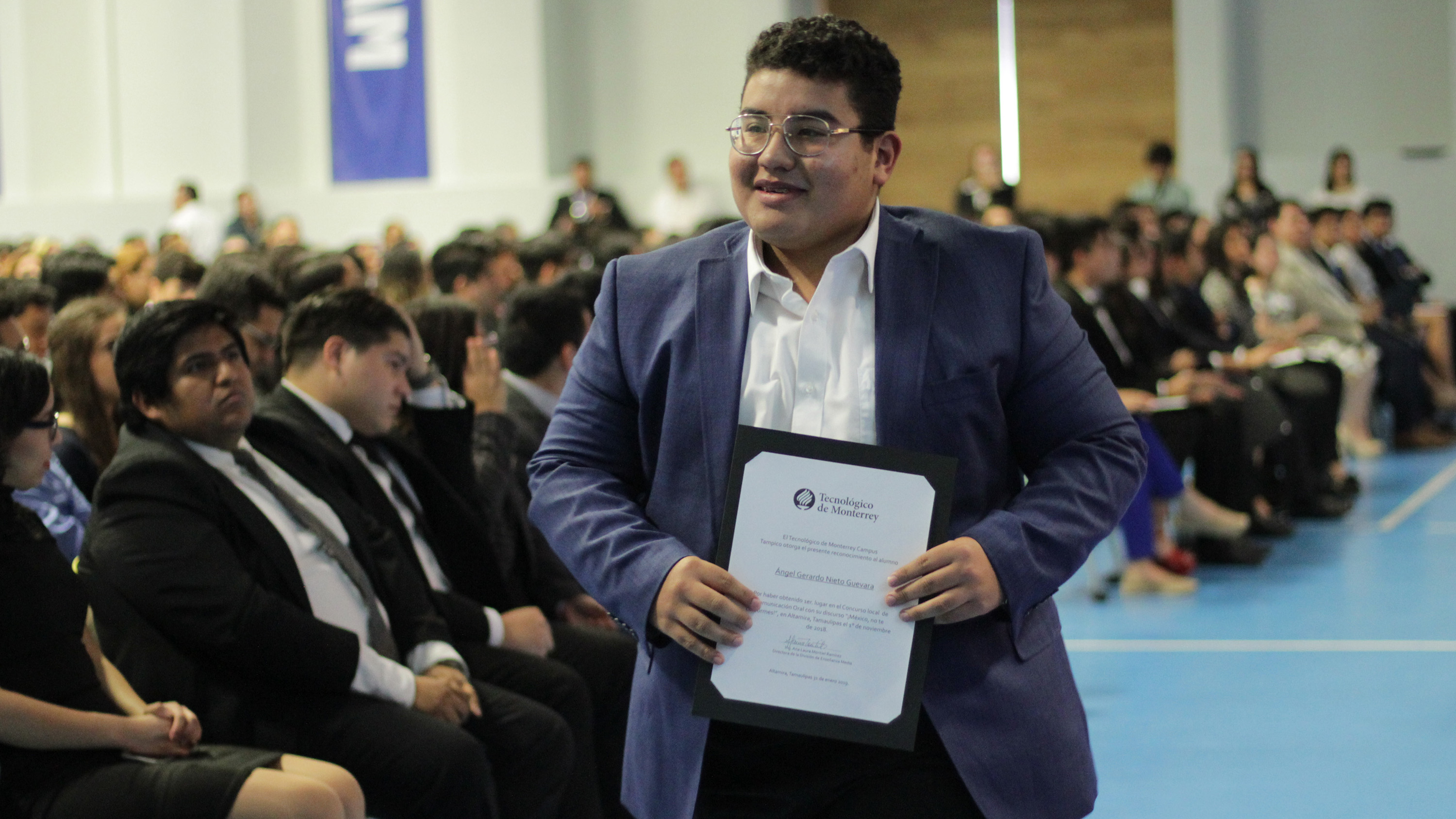 Gerardo con su diploma