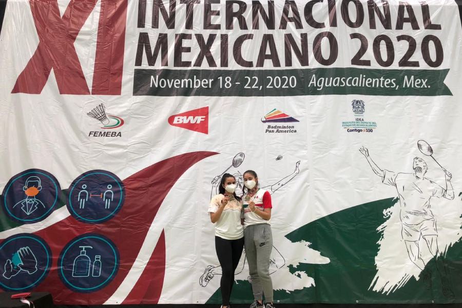 Jessica y su compañero Vanesa Villalobos tras ganar la medalla de bronce
