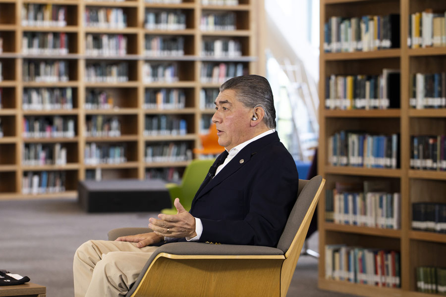 José Antonio Fernández en la biblioteca