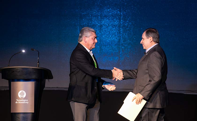 José Antonio Fernández, presidente del Consejo Directivo del Tec de Monterrey, felicita a Salvador Alva, presidente del Tec, por lo que logró en 8 años de gestión.