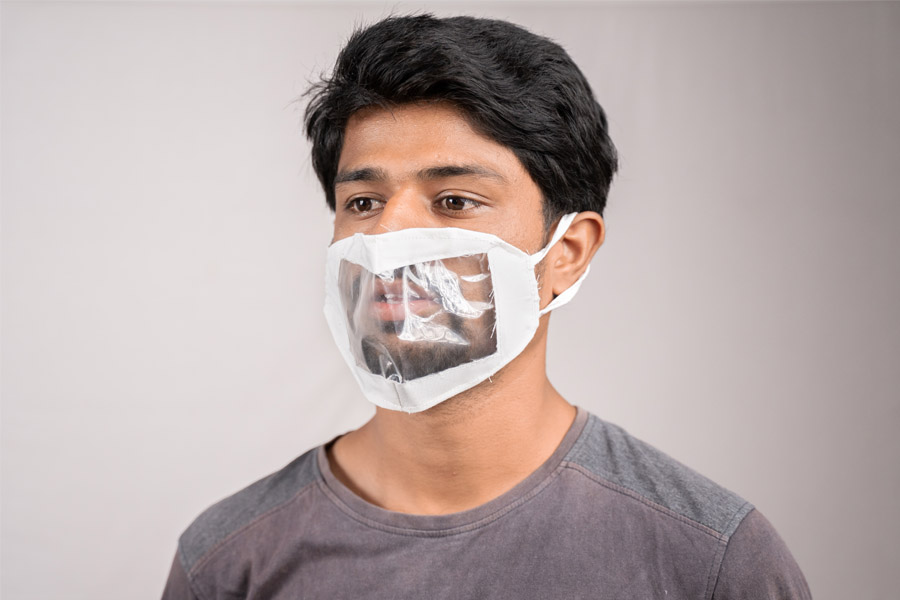 Hombre utilizando cubrebocas transparente