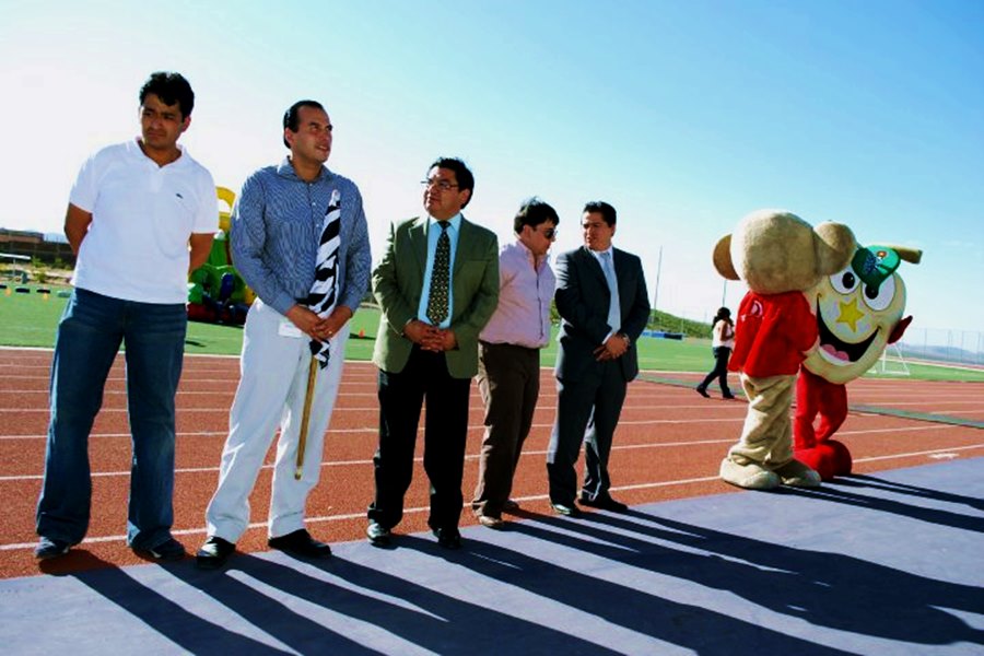 Juan (tercero a la derecha) en una premiación en el estadio del campus