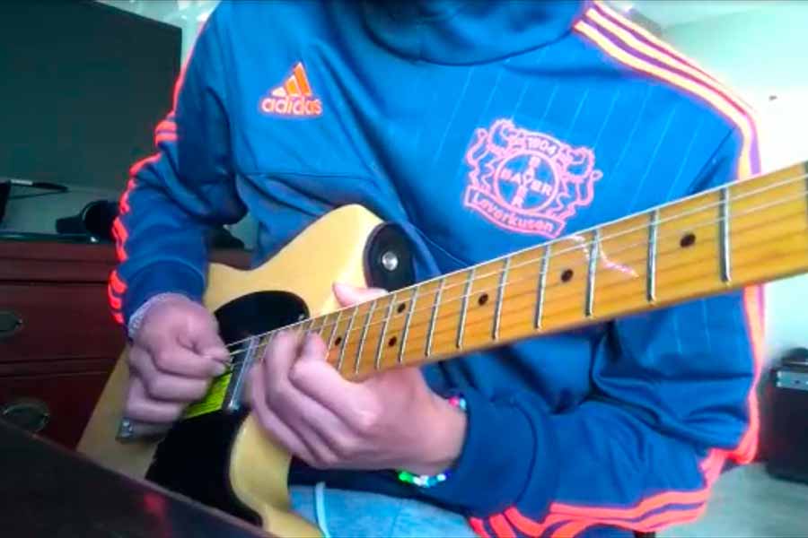Pablo tocando guitarra eléctrica