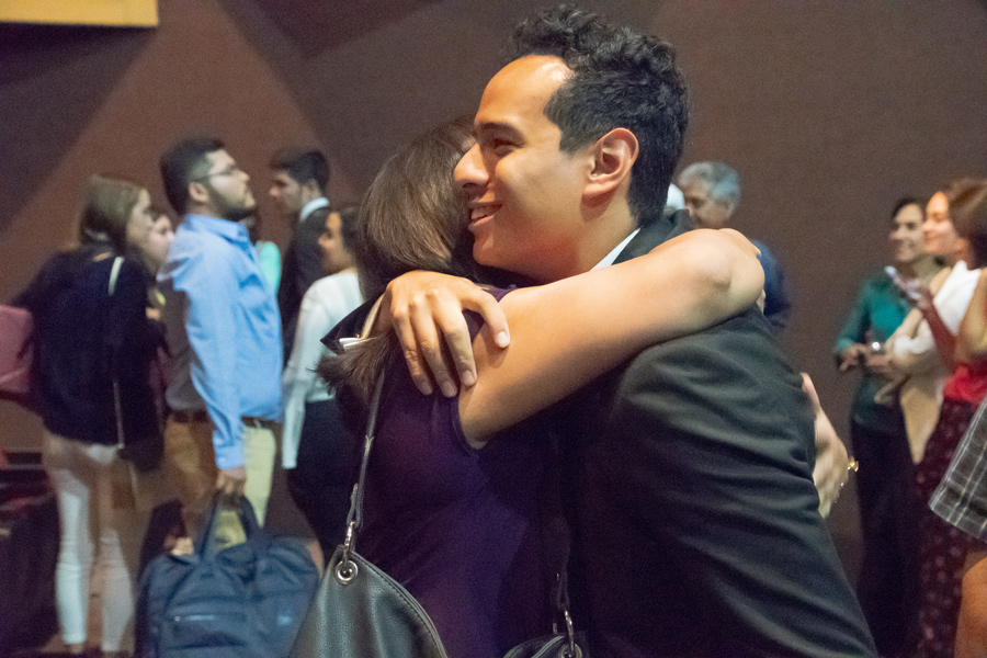 Juan Manuel abrazando a su madre después de la presentación