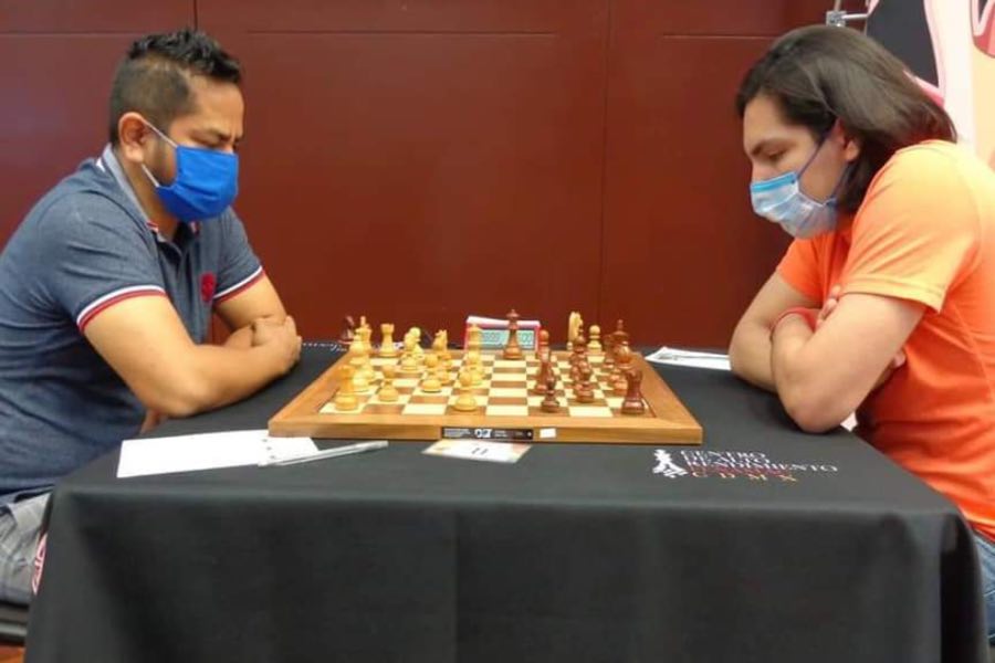 La concentración en el ajedrez es clave para una buena jugada.
