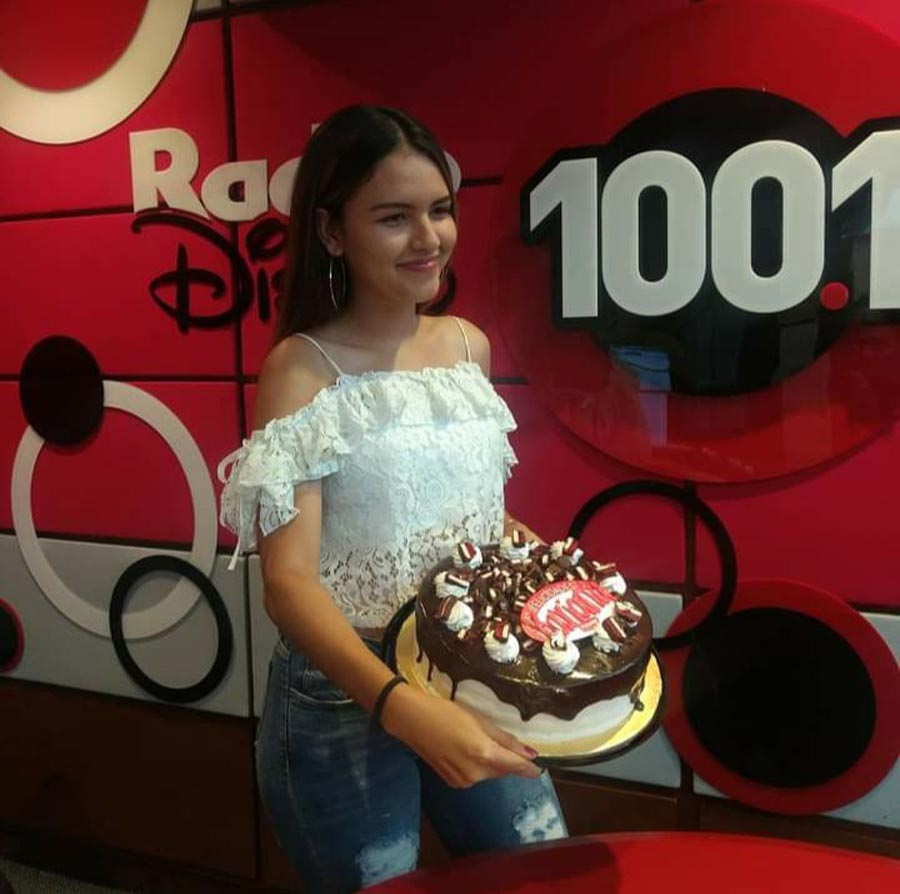 Kariana festejando su cumpleaños en radio disney culiacan