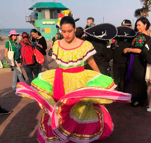 Karla Rebecca bailando folclore en una plaza pública