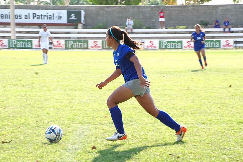 Kesia Martínez, jugando futbol