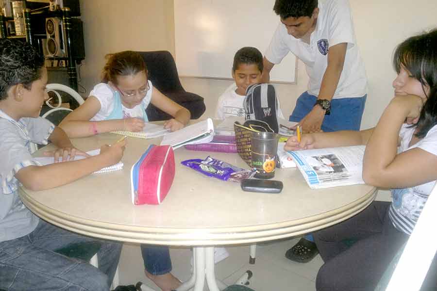 Kevin González imparte clases de matemáticas a niños y jóvenes en su escuela Intellectum 