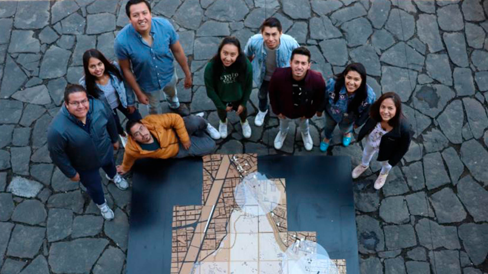 Krissty Gil con compañeros de Arquitectura de Tec Toluca