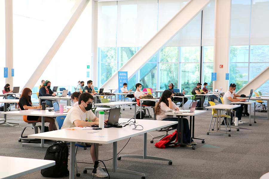 La biblioteca del campus Monterrey recibe a los estudiantes con un aforo limitado en el regreso gradual a clases presenciales e híbridas