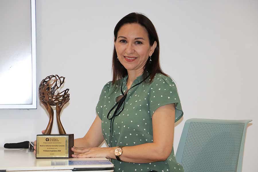 La profesora Beatriz González junto al Premio Profesor Inspirador 2021.