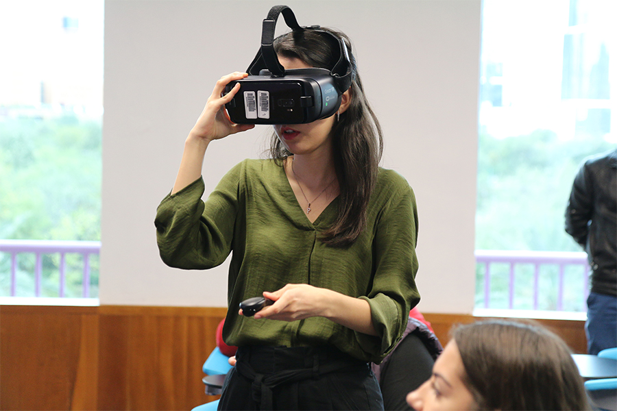Una clase de demostración con dispositivos VR en la Escuela de Negocios del Tecnológico de Monterrey