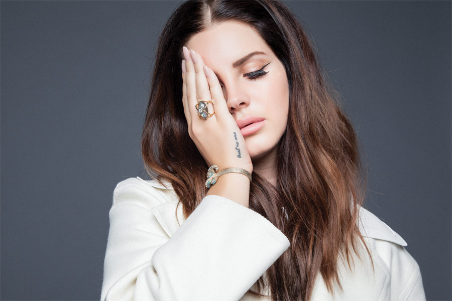 Cantante Lana del Rey modelando joya diseñada por Luis Delaye