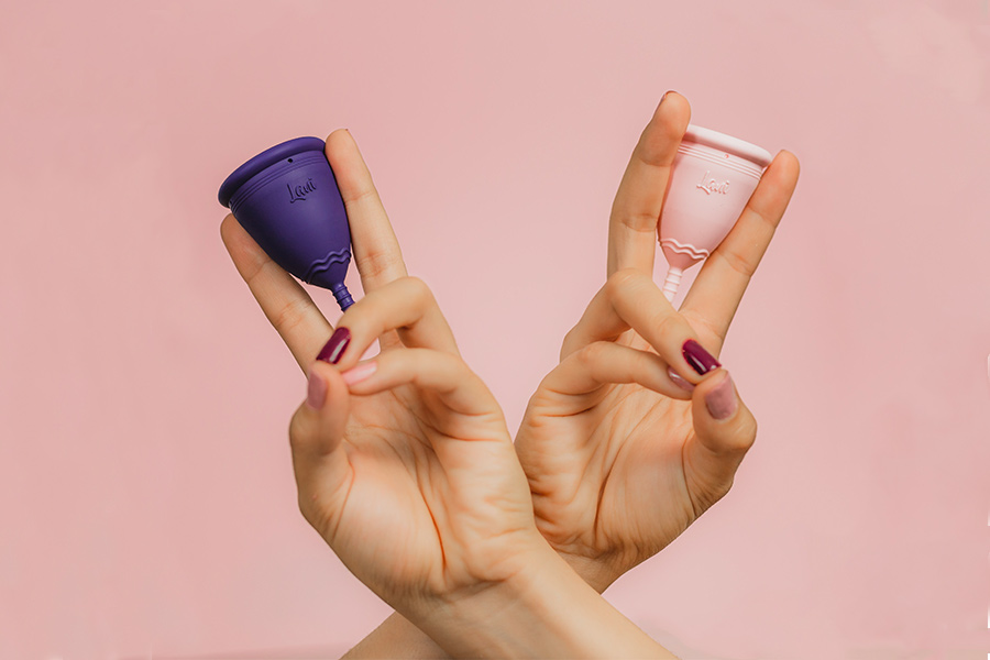 Mano sosteniendo ambas copas menstruales Lami