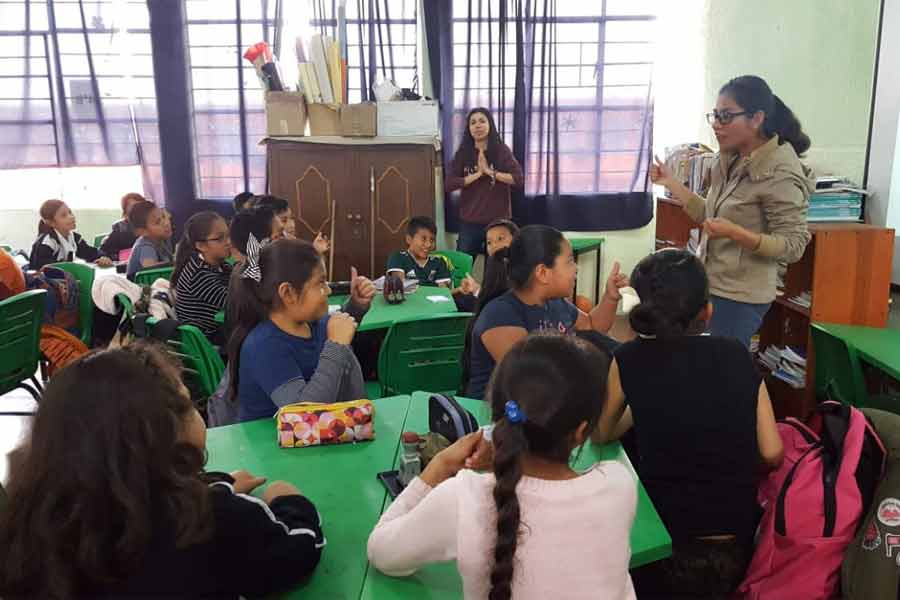 Voluntarios de Lecturnio dando taller en escuela