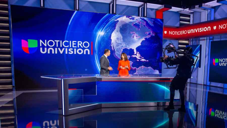 León Krauze, periodista mexicano egresado del Tec de Monterrey es ahora presentador de noticias a nivel nacional en la televisora estadounidense Univisión