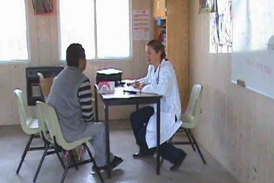 Doctora Leticia Meléndez realizando consulta médica