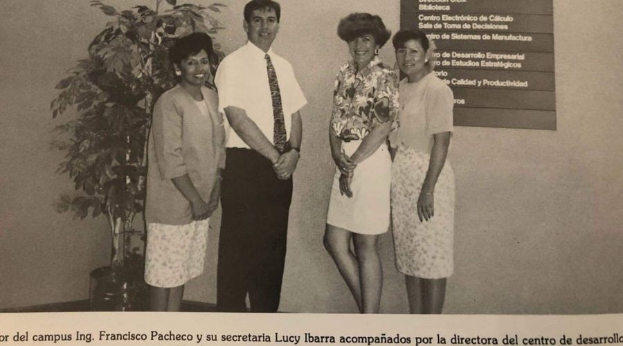 Lucy Ibarra en el periódico con el director Pacheco y colaboradoras