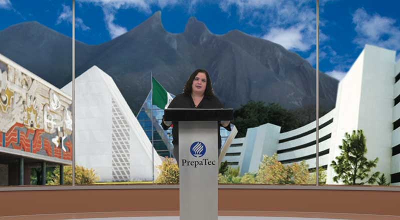 Lydia Garza, docente PrepaTec Cumbres y oradora huésped, Entrega diplomas IB PrepaTec