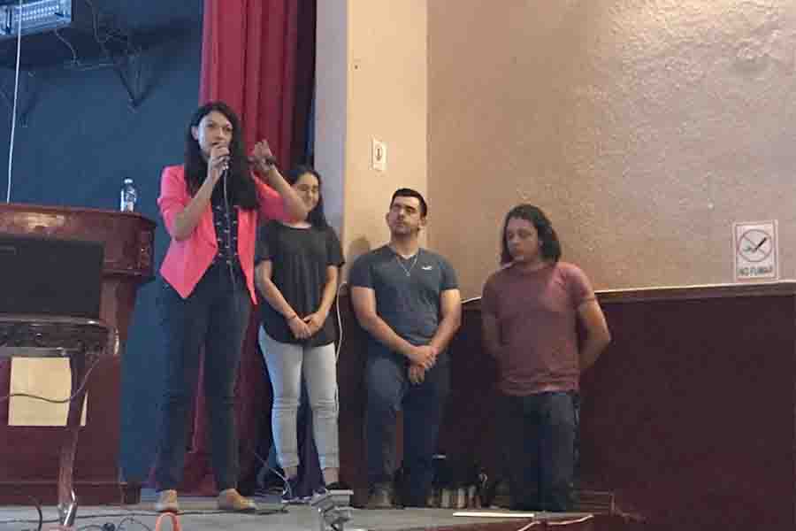 Plática de la maestra y alumnos a habitantes de Valle de Allende