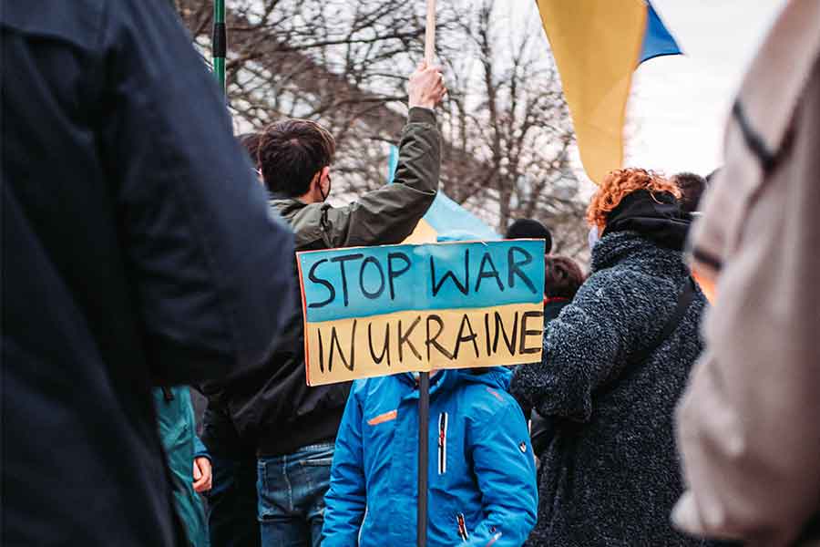 Manifestantes piden cese de hostilidades entre Rusia y Ucrania