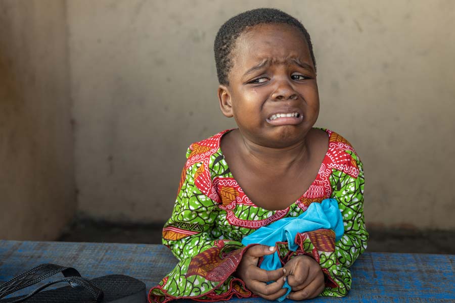 Foto del EXATEC Manuel Delgado, donde aparece llorando un niño de Ghana