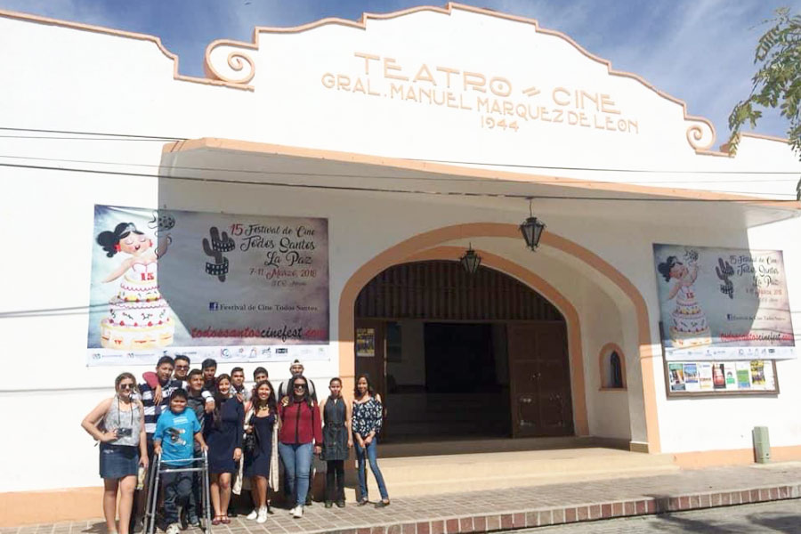 Mariana y su grupo en el festival de cine de Todos Santos en Baja California Sur, en donde los jóvenes proyectaron cortometrajes hechos por ellos como parte del festival.