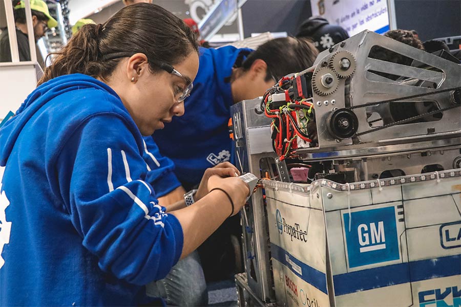 Miembro de LamBot arreglando el robot en el FIRST Regional Monterrey 2020. 