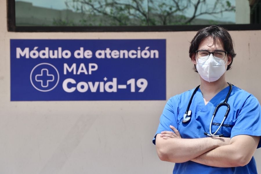 Doctor Lozano frente al Módulo de Atención Map COVID-19.